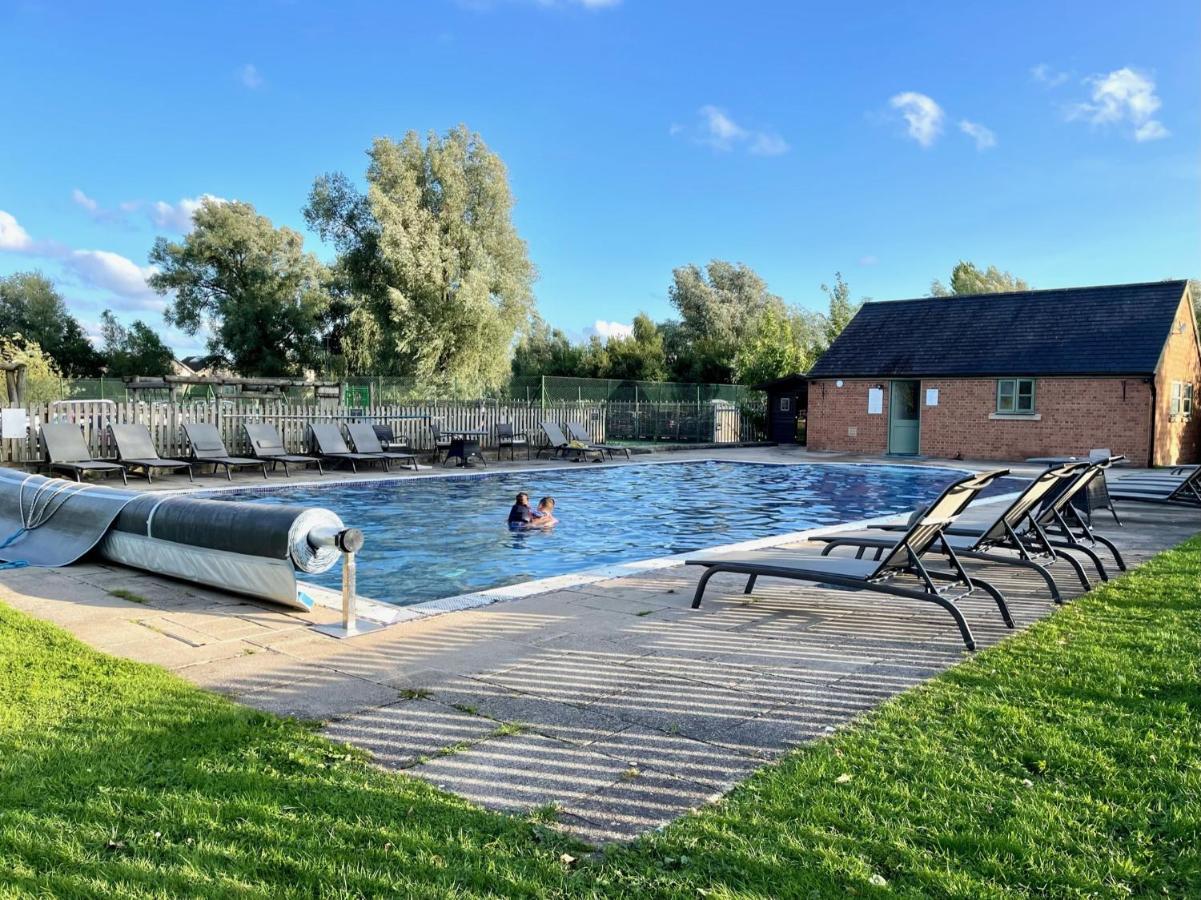Cosy Cotswold Lodge By Your Home Here - Summer Sale For 3 Plus Nights - Ideal For Families With Log-Burner, Spa, Private Parking And Heated Swimming Pools Ashton Keynes Bagian luar foto