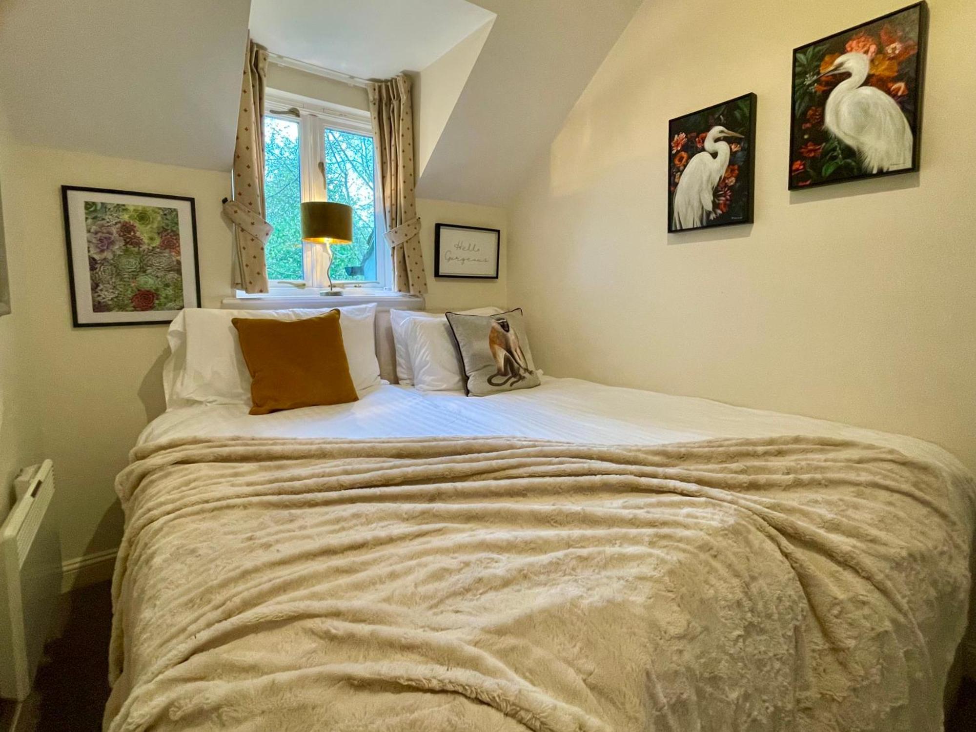 Cosy Cotswold Lodge By Your Home Here - Summer Sale For 3 Plus Nights - Ideal For Families With Log-Burner, Spa, Private Parking And Heated Swimming Pools Ashton Keynes Bagian luar foto