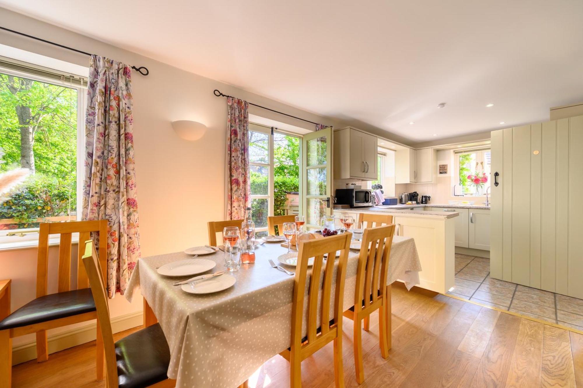 Cosy Cotswold Lodge By Your Home Here - Summer Sale For 3 Plus Nights - Ideal For Families With Log-Burner, Spa, Private Parking And Heated Swimming Pools Ashton Keynes Bagian luar foto