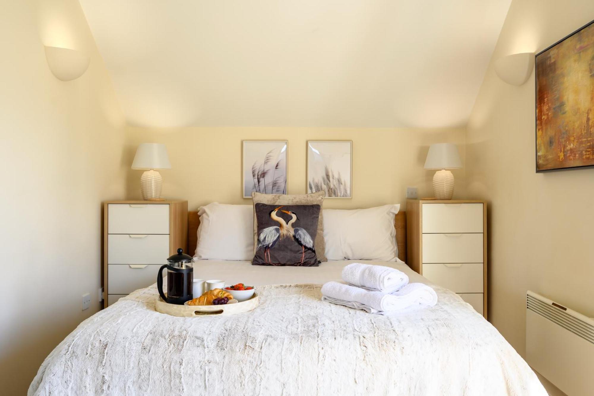 Cosy Cotswold Lodge By Your Home Here - Summer Sale For 3 Plus Nights - Ideal For Families With Log-Burner, Spa, Private Parking And Heated Swimming Pools Ashton Keynes Bagian luar foto