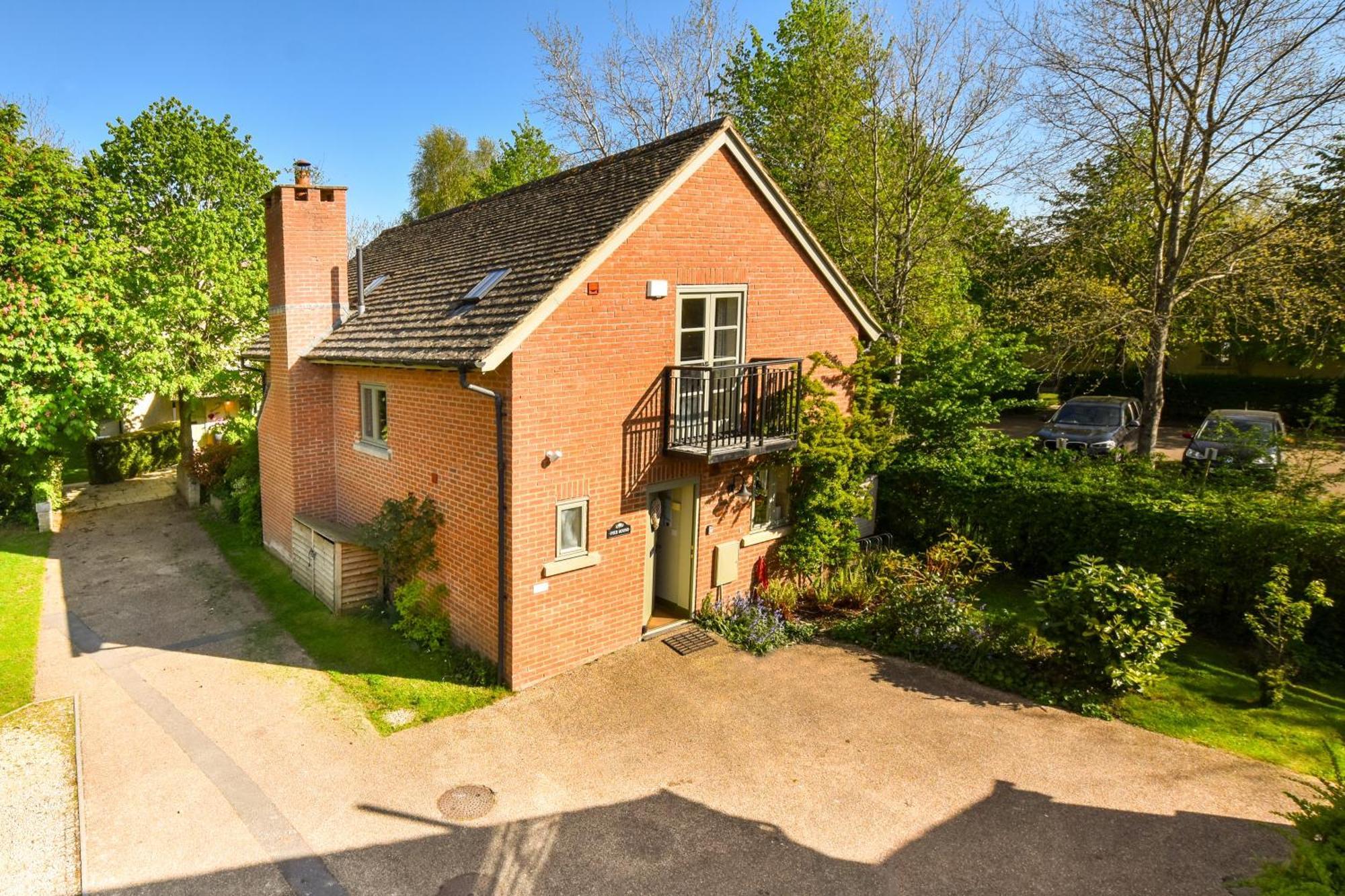 Cosy Cotswold Lodge By Your Home Here - Summer Sale For 3 Plus Nights - Ideal For Families With Log-Burner, Spa, Private Parking And Heated Swimming Pools Ashton Keynes Bagian luar foto