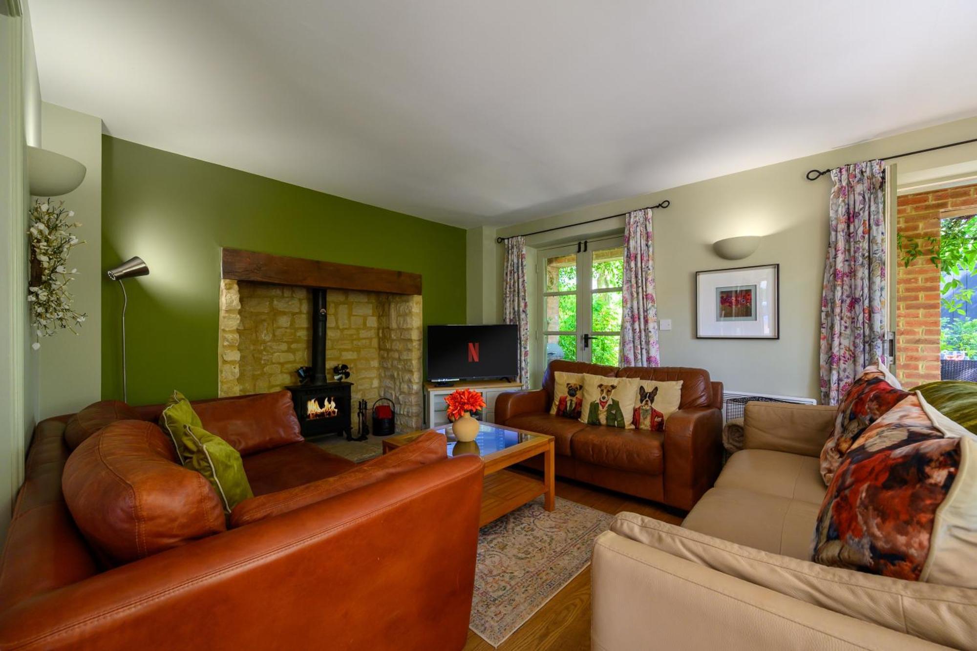 Cosy Cotswold Lodge By Your Home Here - Summer Sale For 3 Plus Nights - Ideal For Families With Log-Burner, Spa, Private Parking And Heated Swimming Pools Ashton Keynes Bagian luar foto