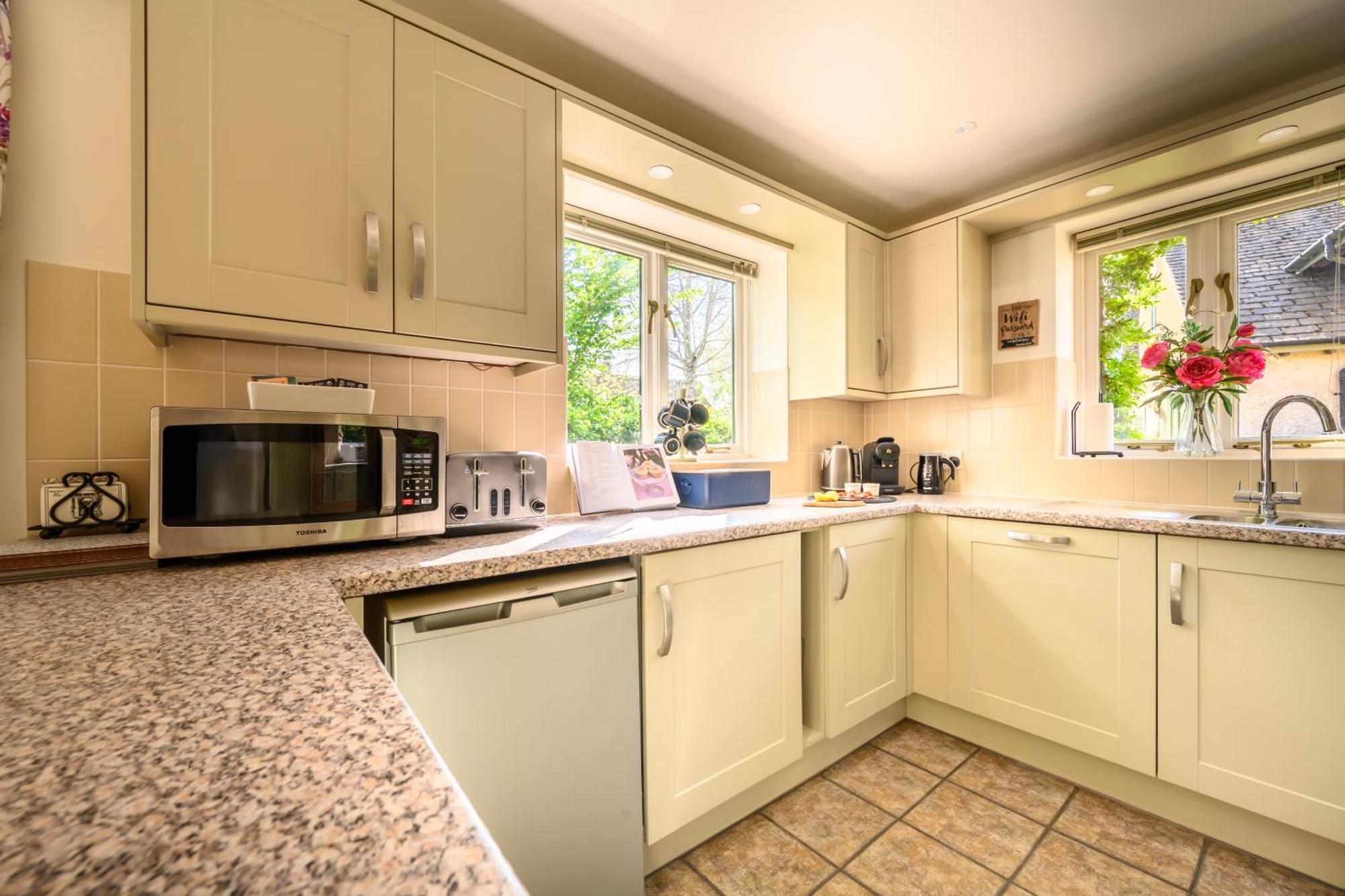 Cosy Cotswold Lodge By Your Home Here - Summer Sale For 3 Plus Nights - Ideal For Families With Log-Burner, Spa, Private Parking And Heated Swimming Pools Ashton Keynes Bagian luar foto