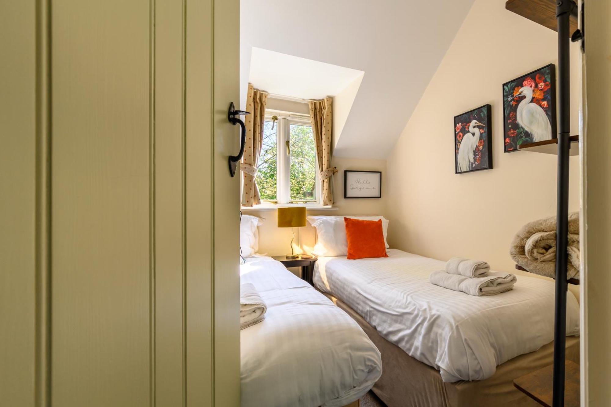 Cosy Cotswold Lodge By Your Home Here - Summer Sale For 3 Plus Nights - Ideal For Families With Log-Burner, Spa, Private Parking And Heated Swimming Pools Ashton Keynes Bagian luar foto
