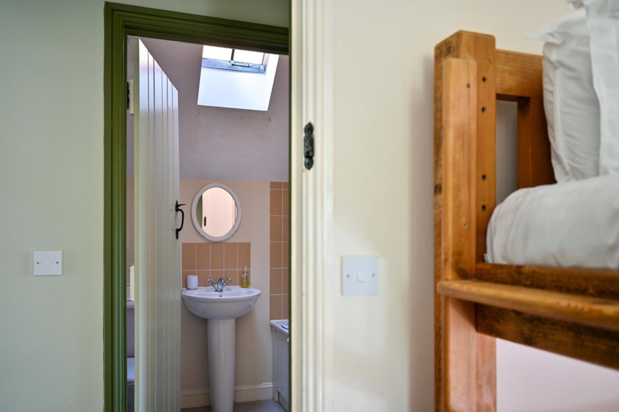 Cosy Cotswold Lodge By Your Home Here - Summer Sale For 3 Plus Nights - Ideal For Families With Log-Burner, Spa, Private Parking And Heated Swimming Pools Ashton Keynes Bagian luar foto